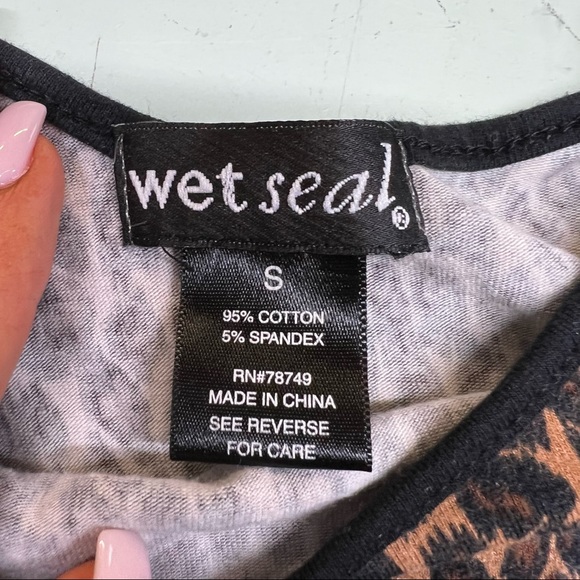 Wet Seal Leopard Print Scoop Neck Crop Top - Picture 4 of 5